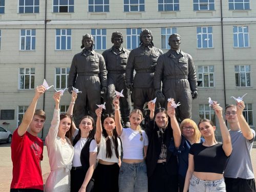 Студенты факультета иностранных языков запустили своих журавлей победы